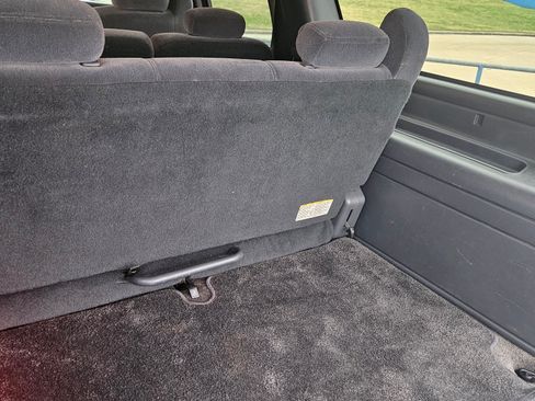 Used 2002 Chevrolet Suburban LS image 23