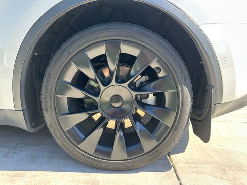 Used 2022 Tesla Model Y Long Range image 31