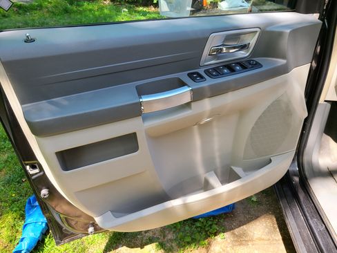 Used 2008 Chrysler Town & Country Touring image 30