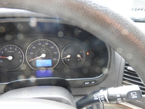 Used 2011 Hyundai Santa Fe GLS image 9