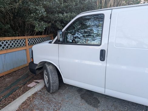 Used 2014 Chevrolet Express 1500 Van 3D image 4