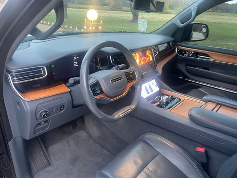 Used 2022 Jeep Grand Wagoneer Series II w/ Convenience Group III image 9