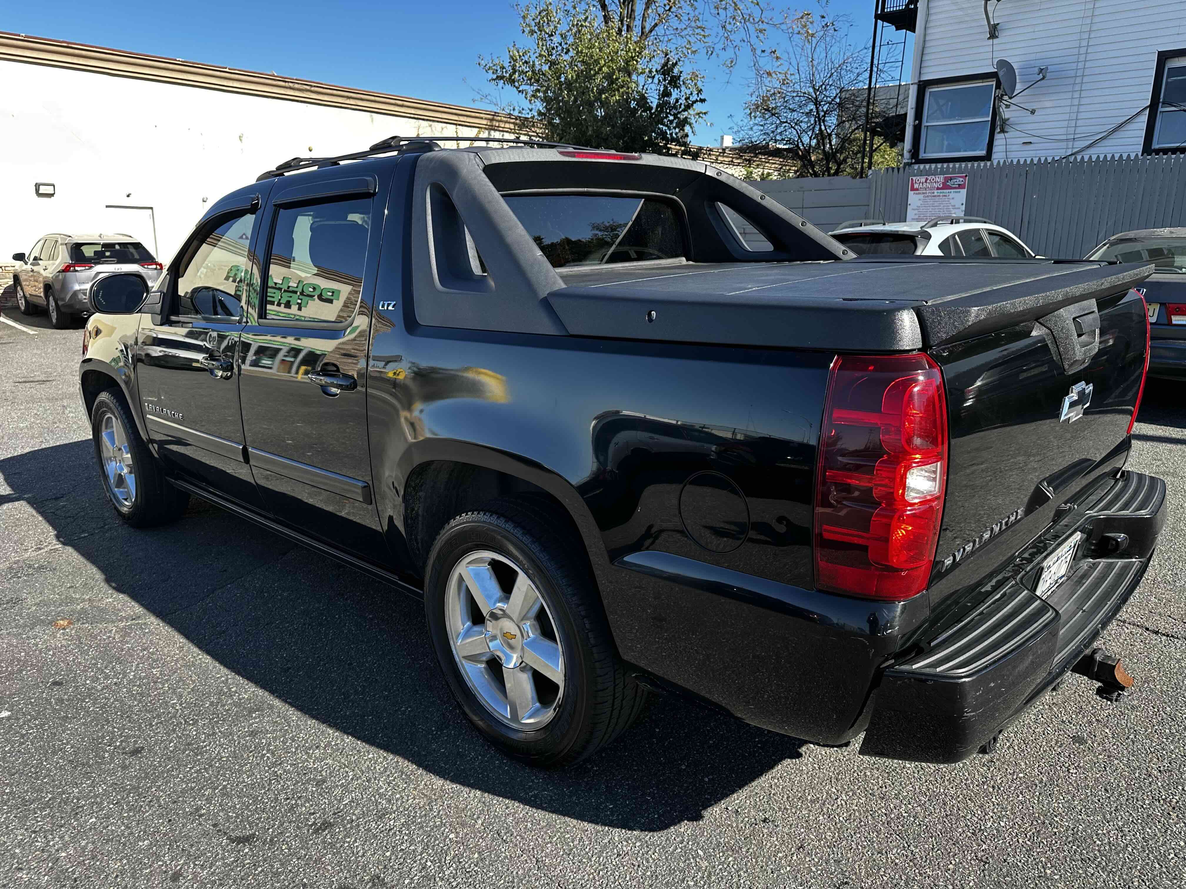 Used 2007 Chevrolet Avalanche LTZ w/ LTZ Preferred Equipment Group AWD/4WD image 8
