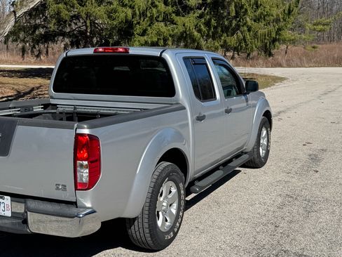 Used 2010 Nissan Frontier SE image 2