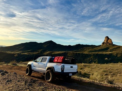 Used 2017 Toyota Tacoma TRD Off-Road AWD/4WD image 2