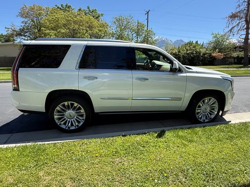 Used 2018 Cadillac Escalade Platinum AWD/4WD image 6