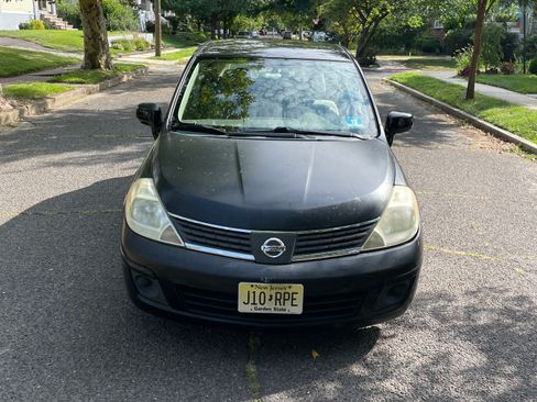 Used 2008 Nissan Versa Hatchback FWD image 2