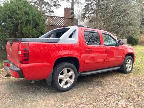 Used 2011 Chevrolet Avalanche LS image 5