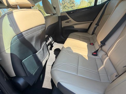 Used 2021 Lexus ES 300h Ultra Luxury w/ Accessory Package 2 image 10