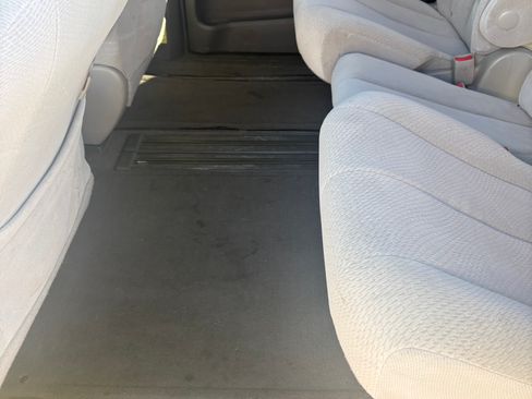 Used 2012 Toyota Sienna LE w/ Towing Pkg FWD image 5