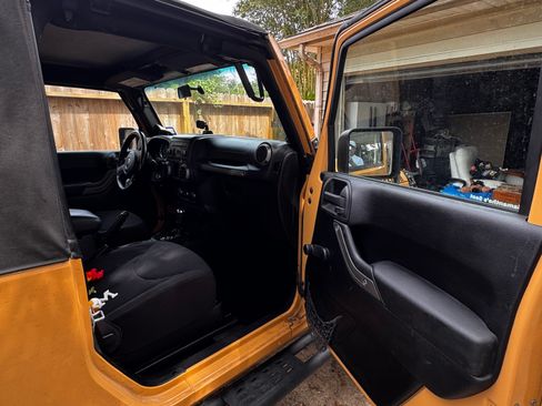 Used 2013 Jeep Wrangler Sport w/ Connectivity Group AWD/4WD image 11