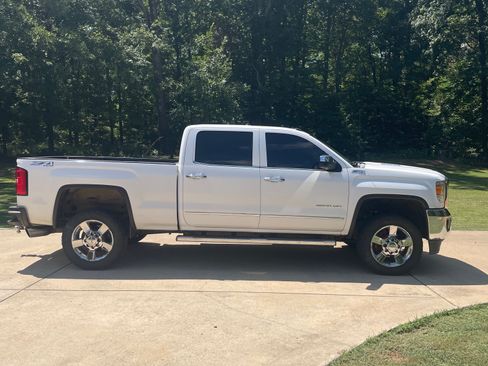 Used 2015 GMC Sierra 2500 SLT w/ Duramax Plus Package AWD/4WD image 14