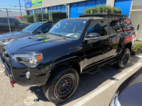 Used 2018 Toyota 4Runner TRD Off-Road Premium AWD/4WD image 4
