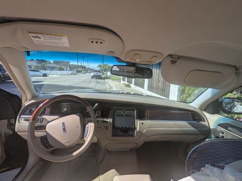 Used 2008 Lincoln Town Car Signature Limited image 9