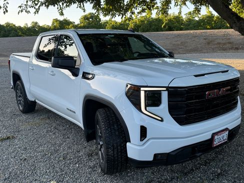 Used 2022 GMC Sierra 1500 Elevation w/ X31 Off-Road Package AWD/4WD image 8