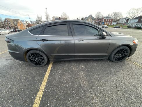 Used 2019 Ford Fusion SE image 1