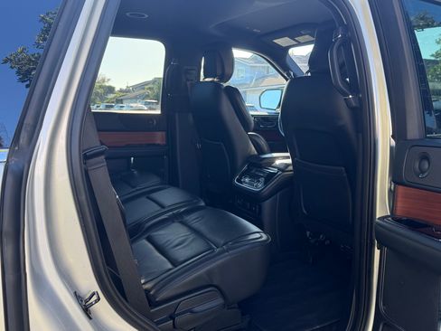 Used 2018 Lincoln Navigator Select w/ Technology Package AWD/4WD image 6