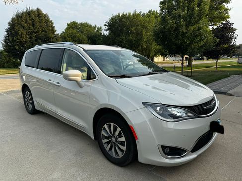 Used 2020 Chrysler Pacifica Touring-L Plus w/ Advanced Safetytec Group FWD image 4