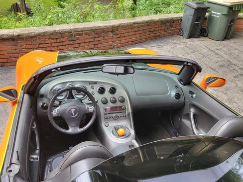 Used 2008 Pontiac Solstice Convertible 2D w/ Premium Package image 4