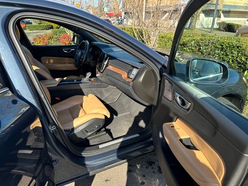 Used 2021 Volvo XC60 T5 Inscription w/ Protection Package Premier image 9