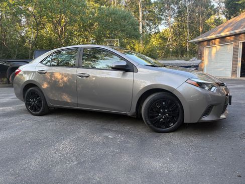 Used 2015 Toyota Corolla LE FWD image 2