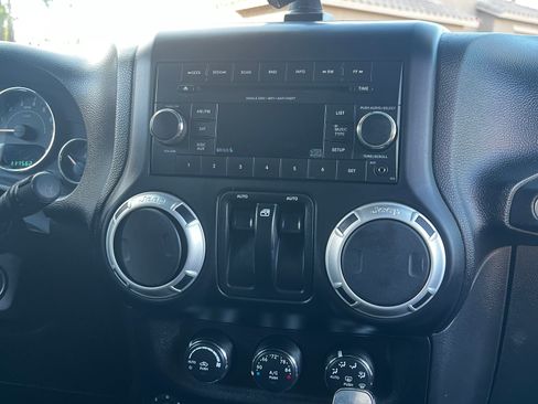 Used 2014 Jeep Wrangler Sahara image 12