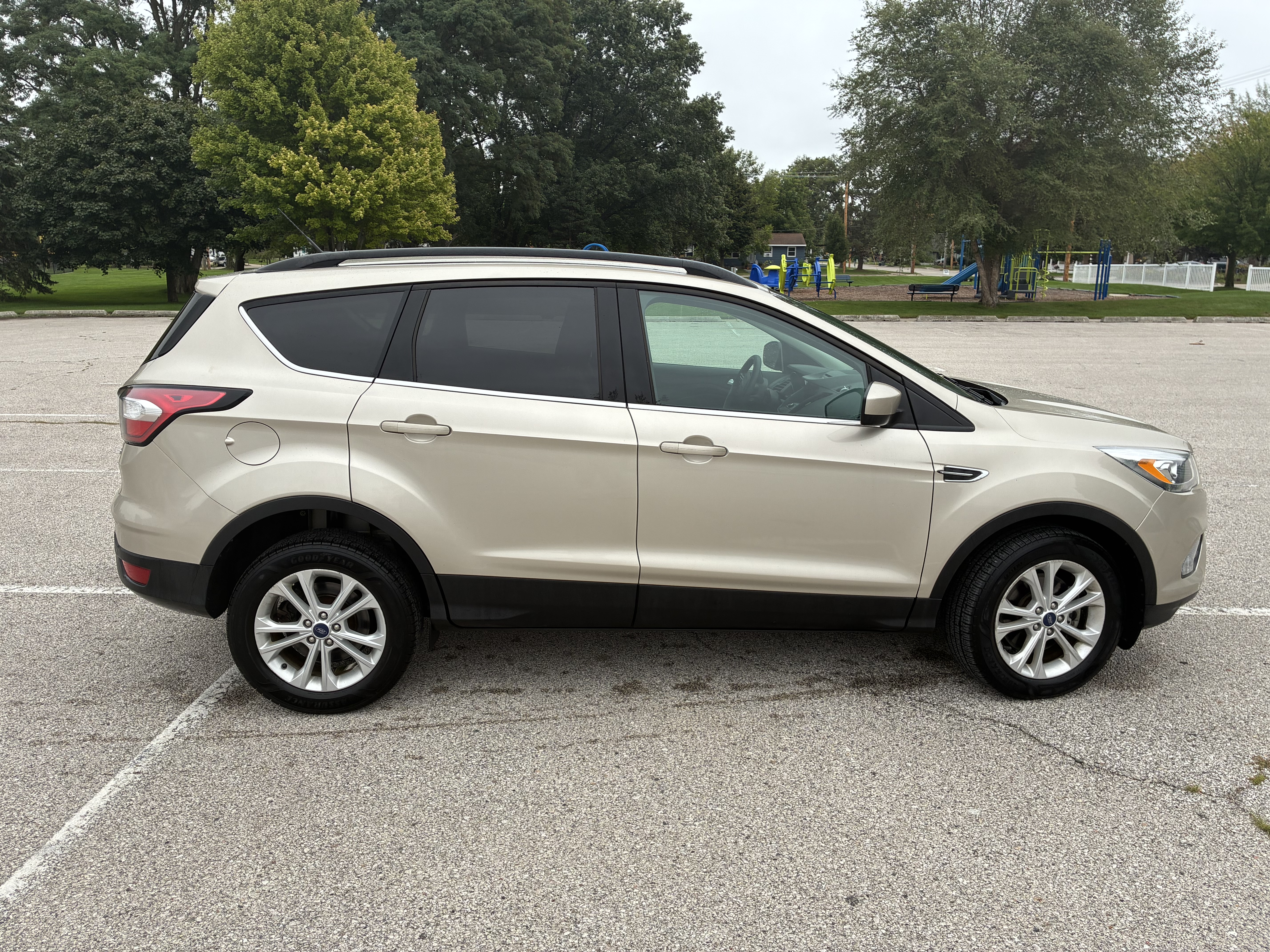 Used 2017 Ford Escape SE w/ Equipment Group 201A AWD/4WD image 5