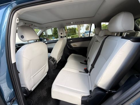 Used 2018 Volkswagen Tiguan SE w/ Panoramic Sunroof Package image 9