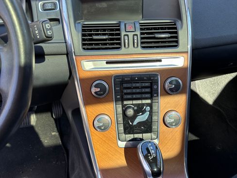 Used 2017 Volvo XC60 T5 Inscription image 14