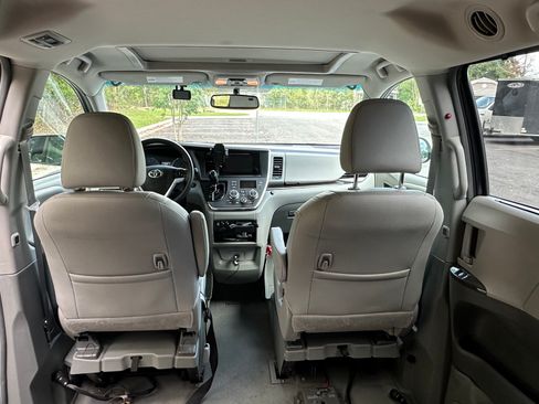 Used 2017 Toyota Sienna XLE image 12