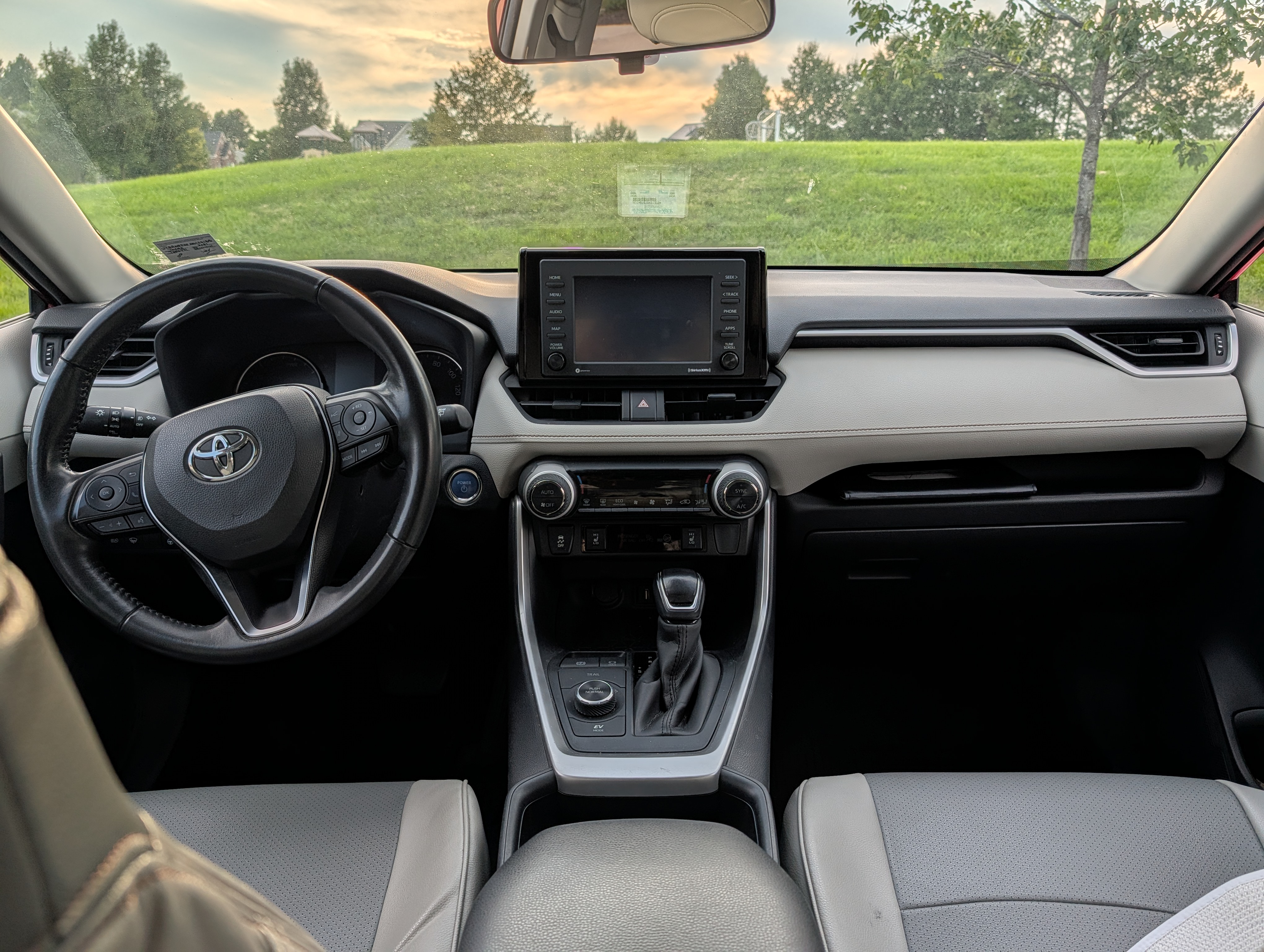 Used 2021 Toyota RAV4 XLE w/ Convenience Package AWD/4WD image 4