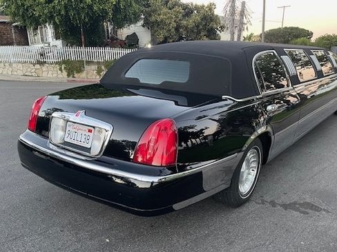 Used 2000 Lincoln Town Car Signature image 4