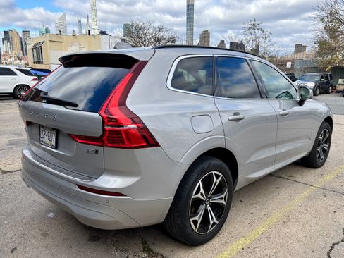 Used 2022 Volvo XC60 B5 Momentum w/ Climate Package image 8