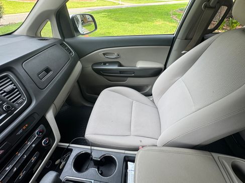 Used 2021 Kia Sedona LX FWD image 12