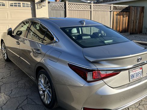 Used 2020 Lexus ES 300h w/ Luxury Package image 2