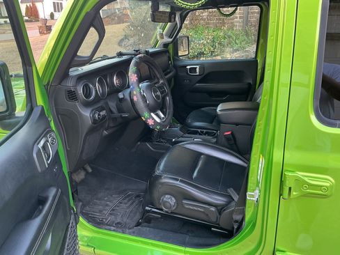 Used 2018 Jeep Wrangler Unlimited Sahara image 5