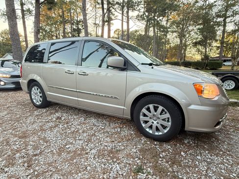 Used 2015 Chrysler Town & Country Touring w/ Driver Convenience Group image 2