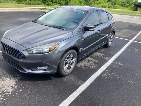 Used 2016 Ford Focus SE FWD image 1