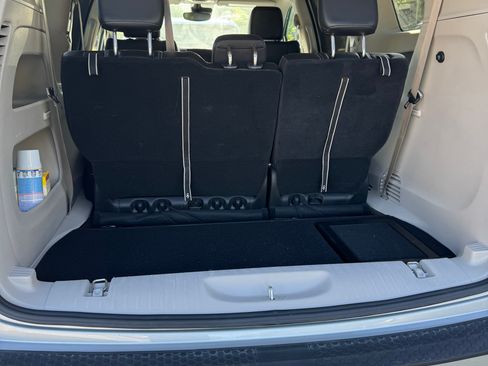 Used 2024 Chrysler Pacifica Touring-L FWD image 17