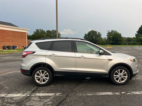 Used 2018 Ford Escape SE FWD image 2