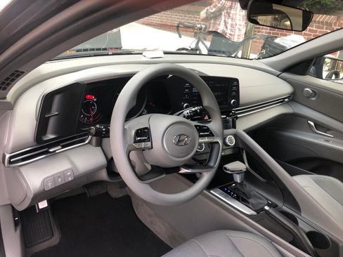 Used 2023 Hyundai Elantra SE w/ Preferred Accessory Package image 13