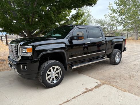 Used 2017 GMC Sierra 2500 Denali w/ Duramax Plus Package AWD/4WD image 1