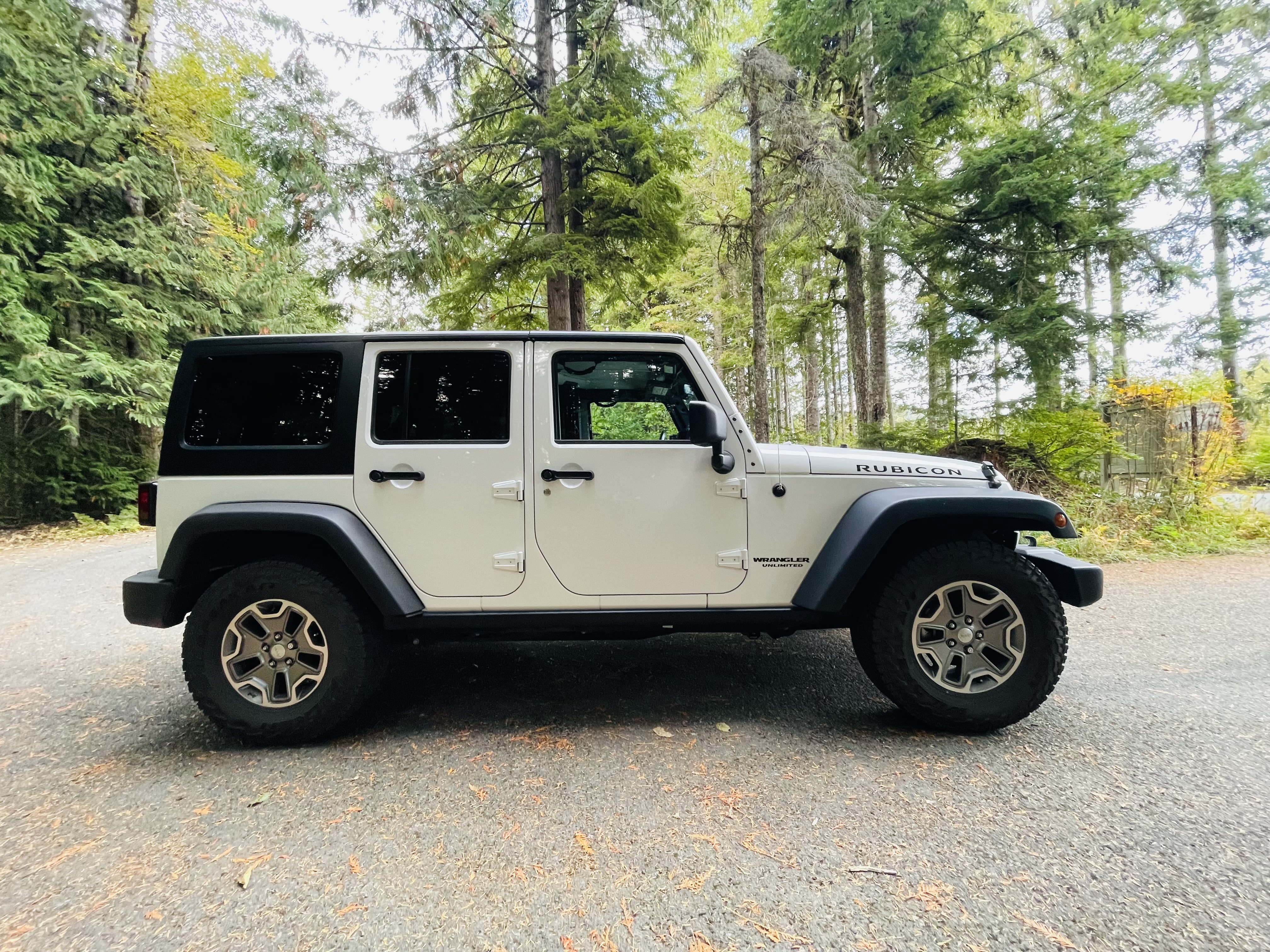 Used 2014 Jeep Wrangler Unlimited Rubicon w/ Connectivity Group AWD/4WD image 2