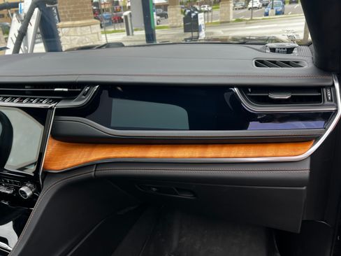 Used 2022 Jeep Grand Cherokee Summit AWD/4WD image 9