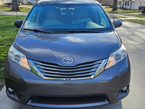 Used 2012 Toyota Sienna XLE image 6