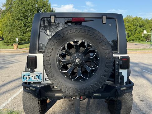 Used 2012 Jeep Wrangler Unlimited Rubicon w/ Connectivity Group AWD/4WD image 9