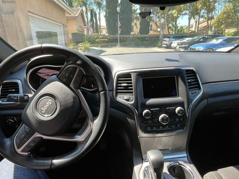 Used 2021 Jeep Grand Cherokee Laredo image 8