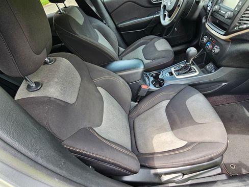 Used 2016 Jeep Cherokee Sport image 16