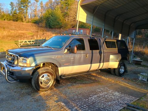 Used 2004 Ford F350 Lariat image 2