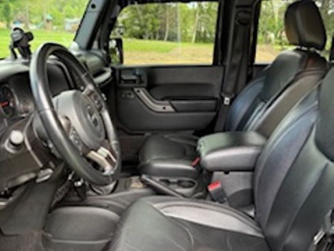 Used 2018 Jeep Wrangler Unlimited Sahara w/ Dual Top Group AWD/4WD image 8